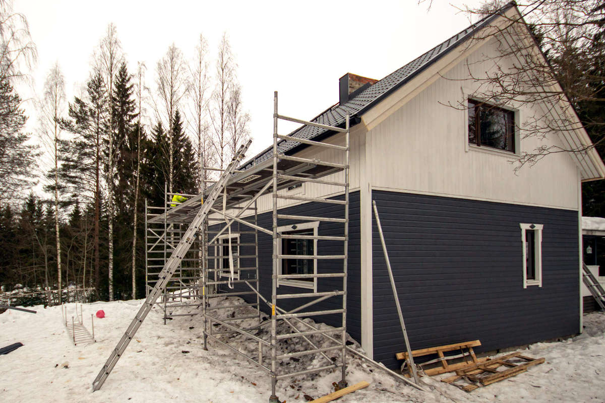 Artikkelikuva: Peltikaton maalaus omakotitalossa